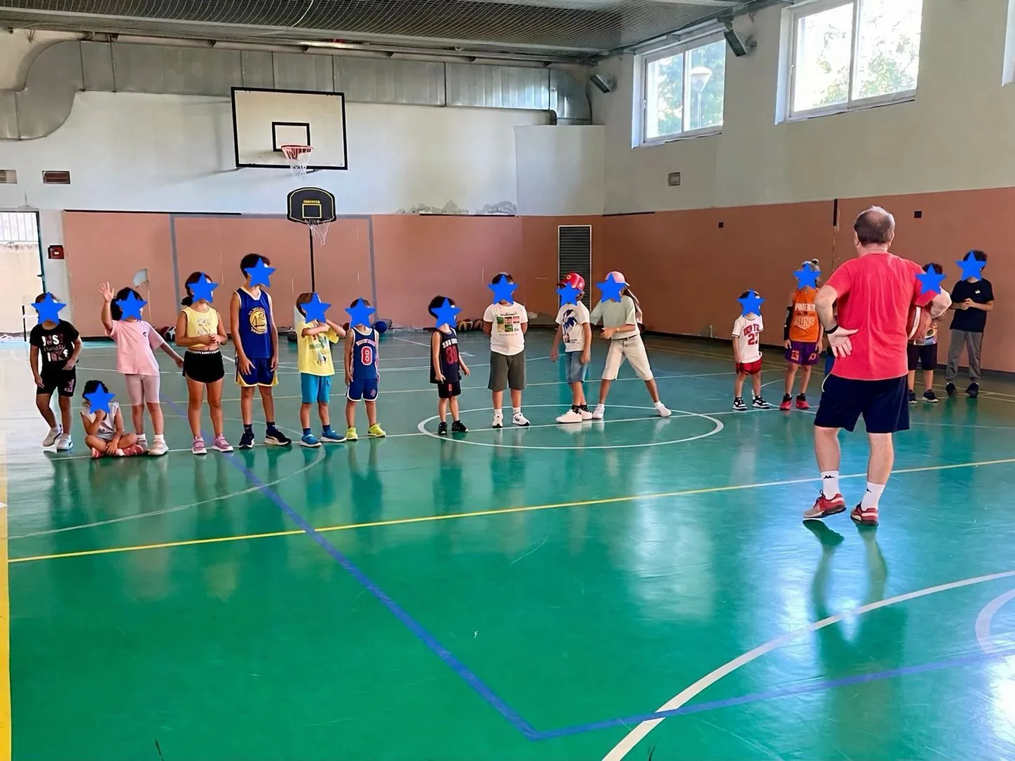 I bambini del MiniBasket ASD APRho in palestra con l'istruttore